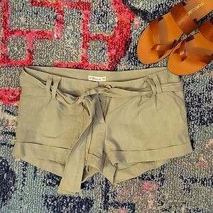 Army green canas shorts